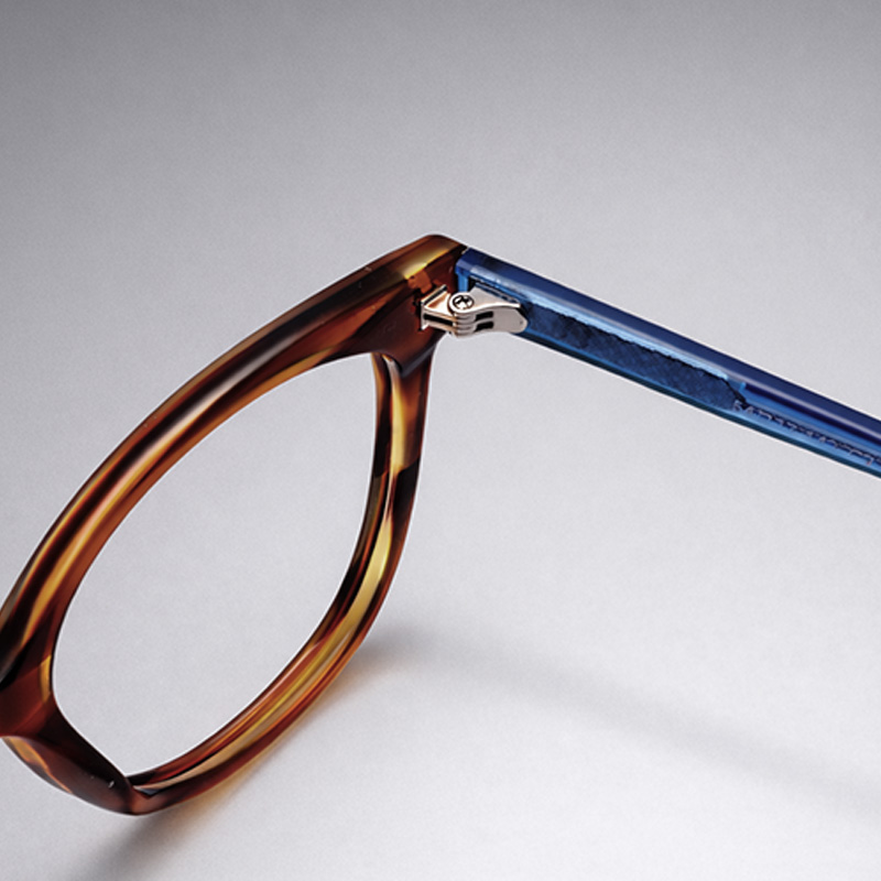 YB605 hinge close-up