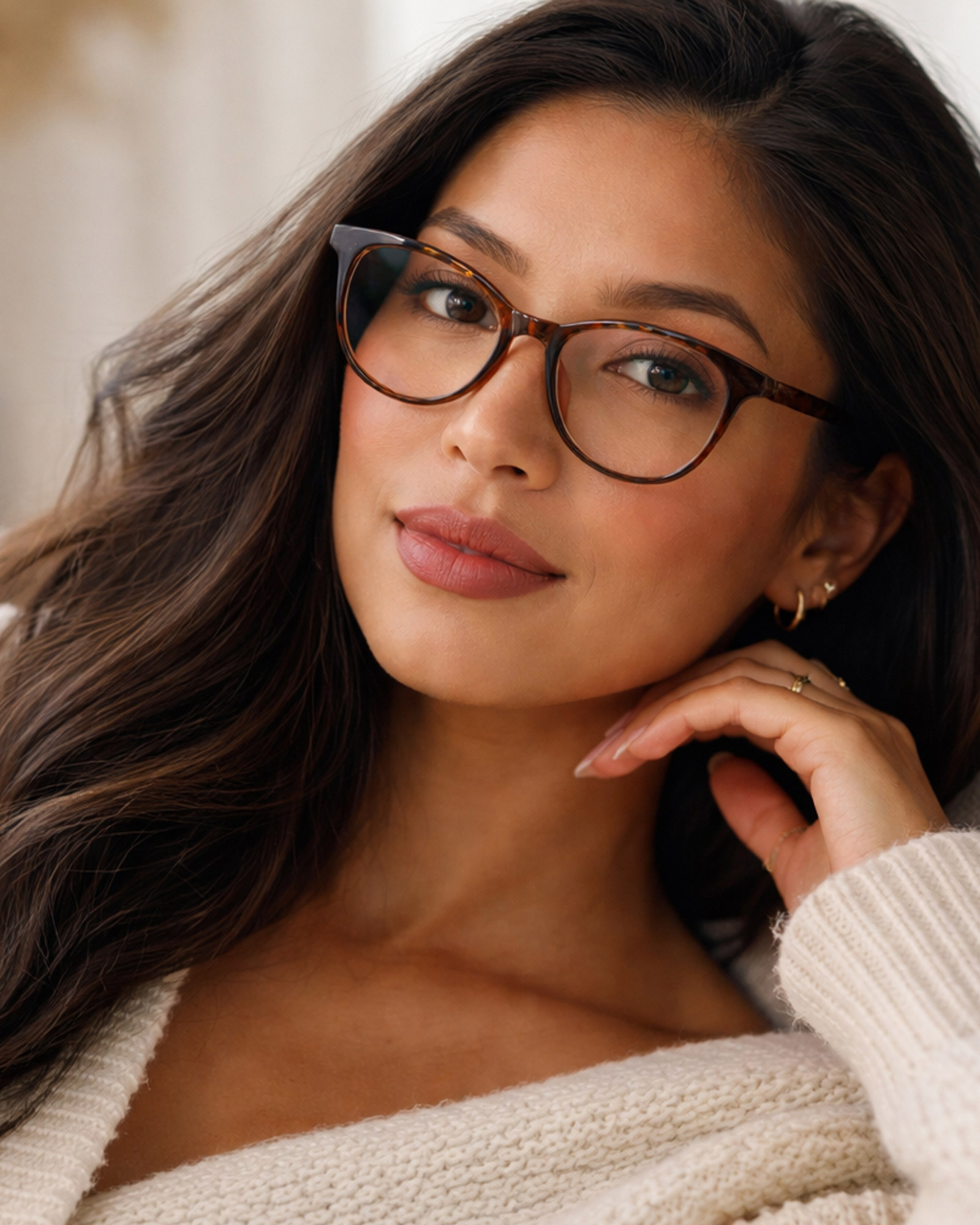 Female lifestyle eyewear image